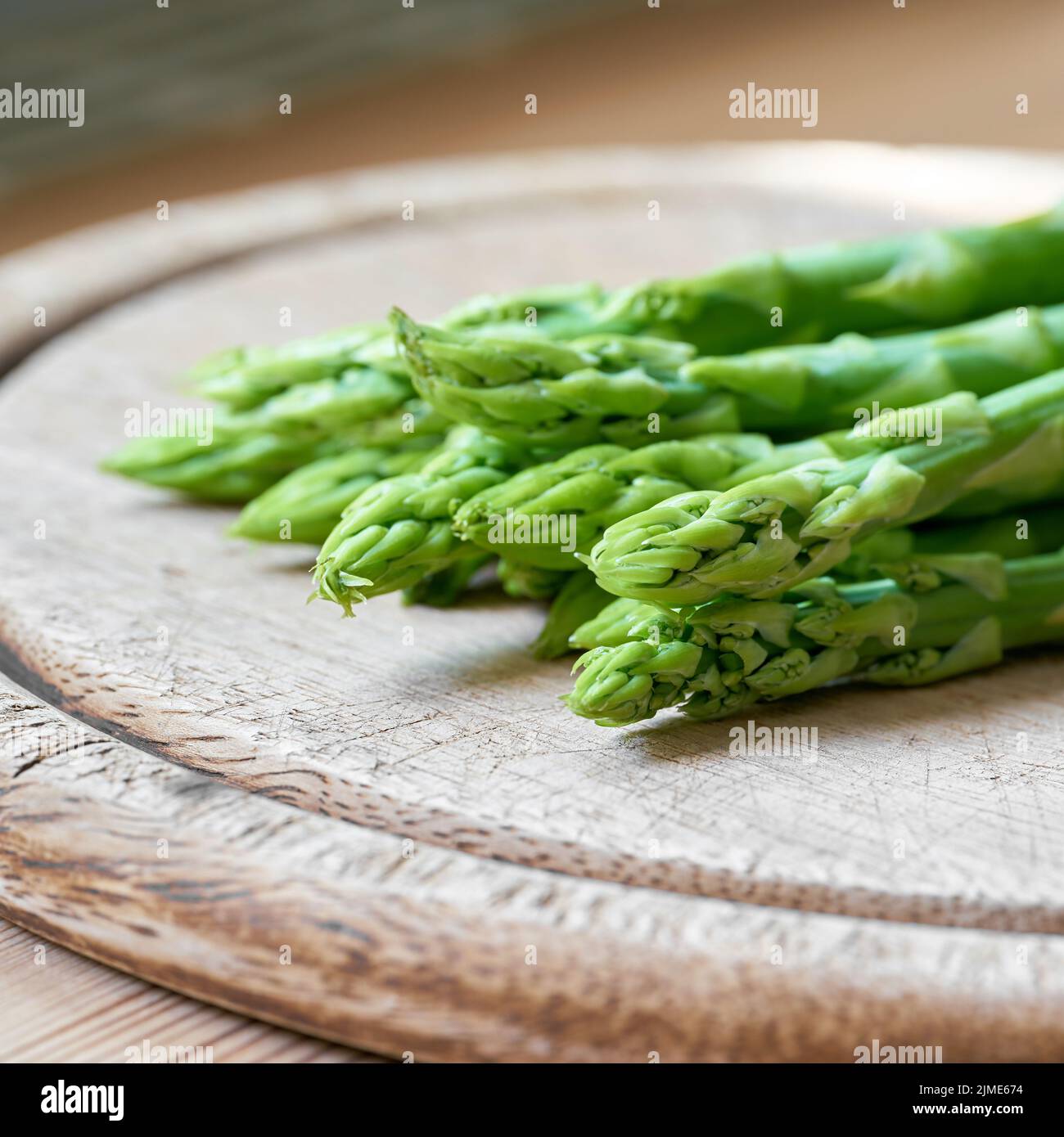 Espárragos verdes frescos de un campo de espárragos como ingrediente en una cocina Foto de stock