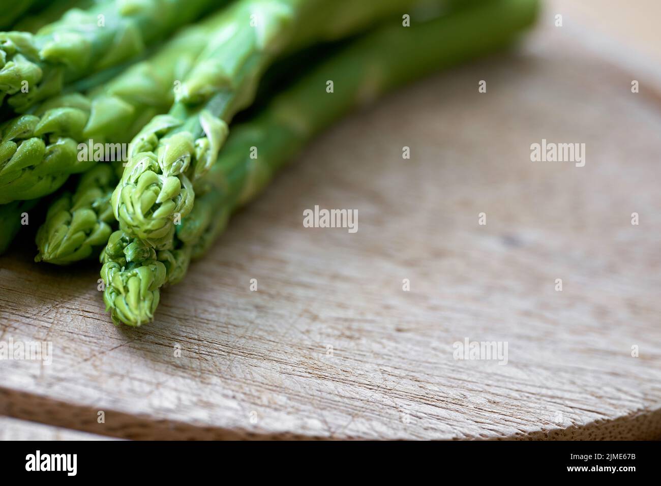 Espárragos verdes frescos de un campo de espárragos como ingrediente en una cocina Foto de stock