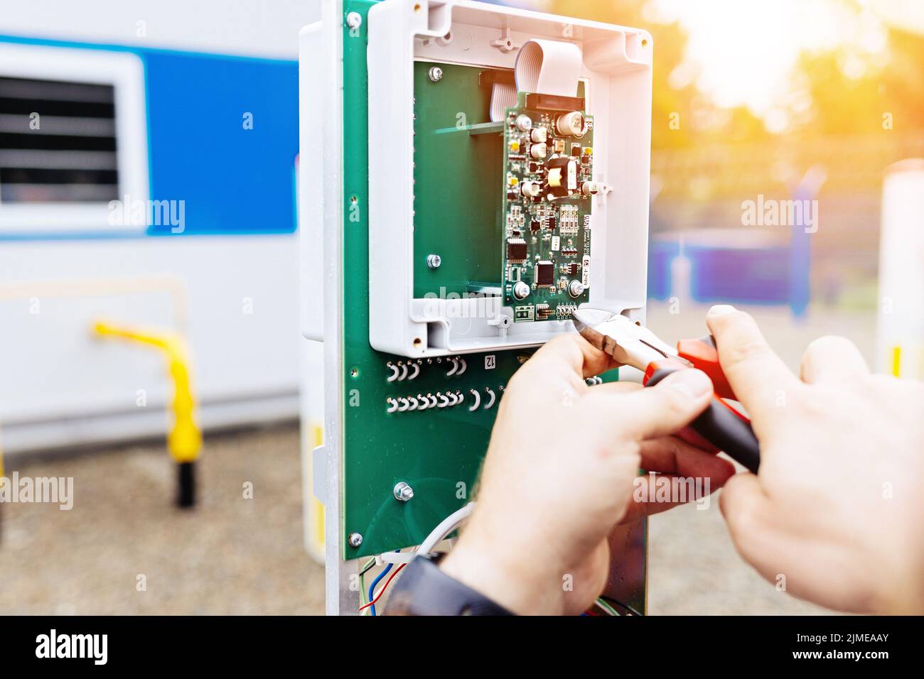 El electricista usa guantes azules, está usando un cuchillo eléctrico para  cortar el cable para instalar el enchufe y el interruptor de alimentación  en la pared Fotografía de stock - Alamy