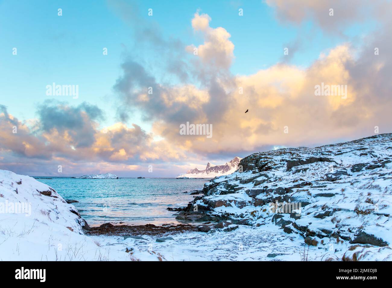 El invierno en Noruega. Lofoten. Las nubes sobre la bahía de las islas. La costa rocosa está cubierta de nieve Foto de stock