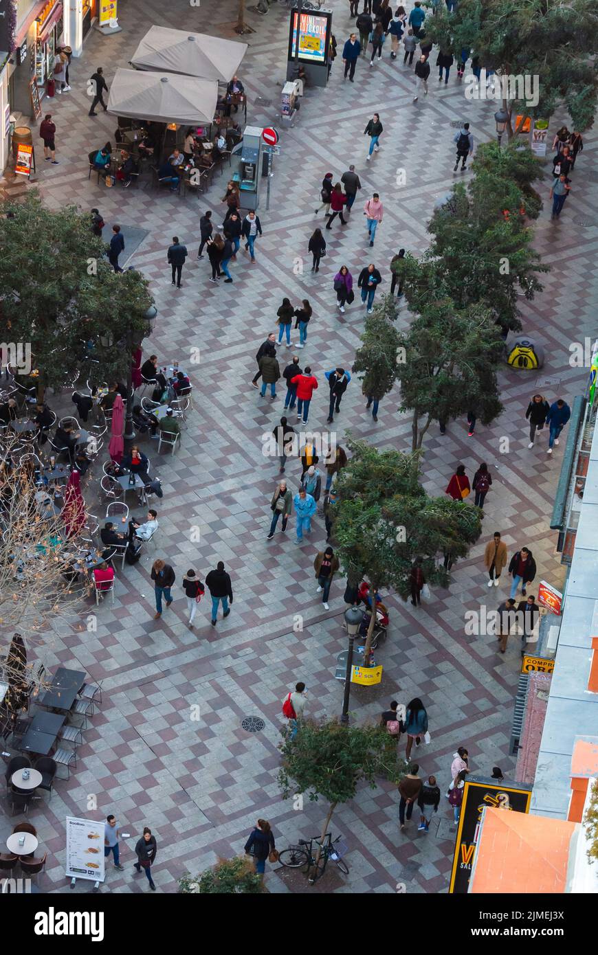 Madrid, España, Gran ángulo, muchedumbre, gente, Turistas, exterior, escena de la calle, mirando hacia abajo Foto de stock