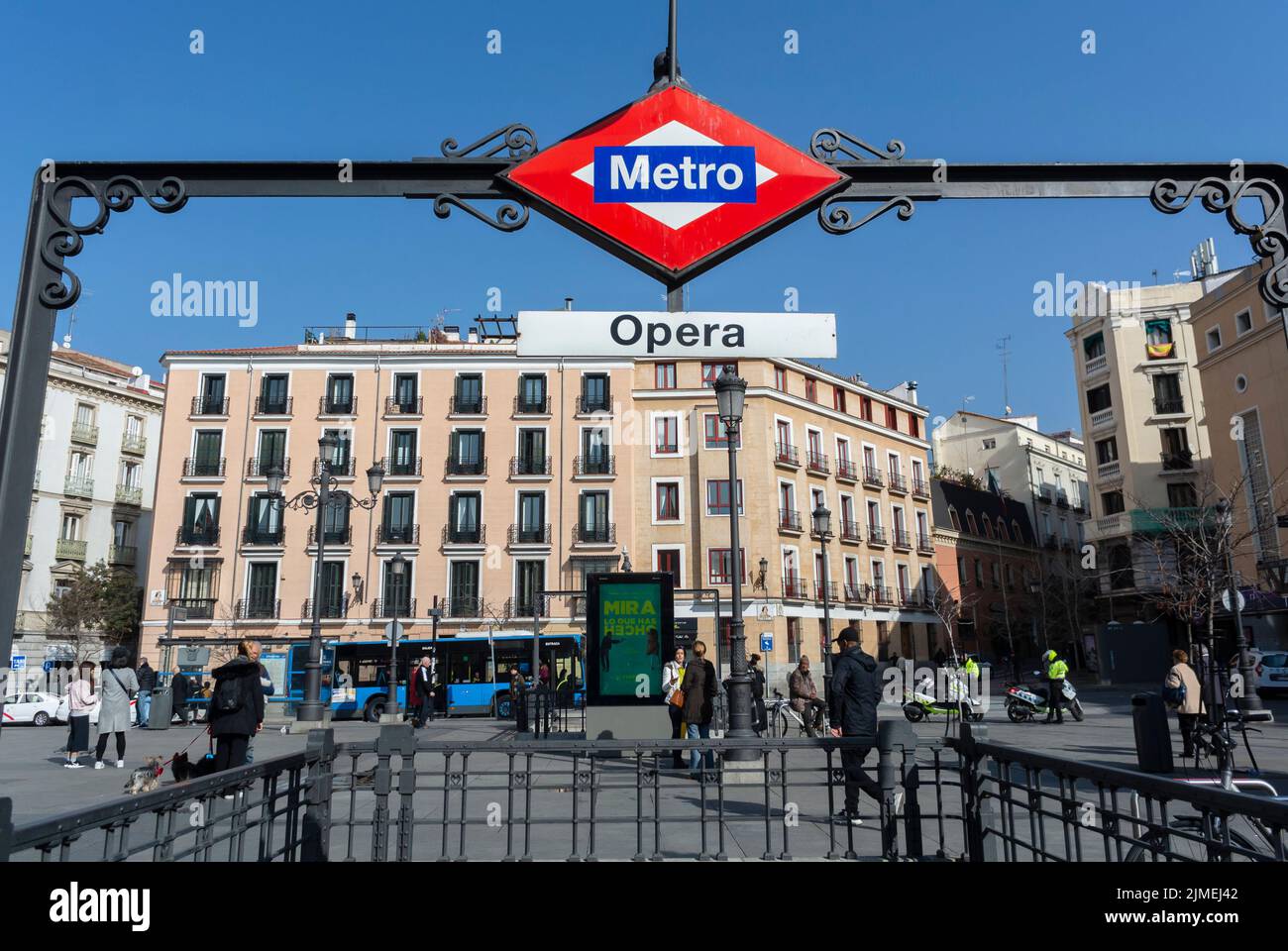 Madrid, España, Escena, Gente, Turismo, Fuera del metro, metro, señal de la estación de la ópera, escena de la calle Foto de stock