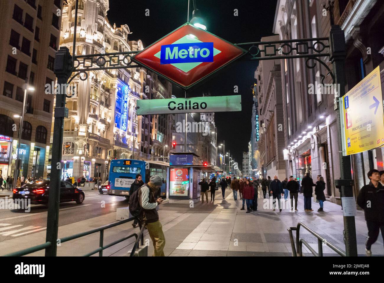 Madrid, España, Escena, gente de muchedumbre, turistas, Fuera del metro, metro, señal, escena de la calle, luces nocturnas Foto de stock