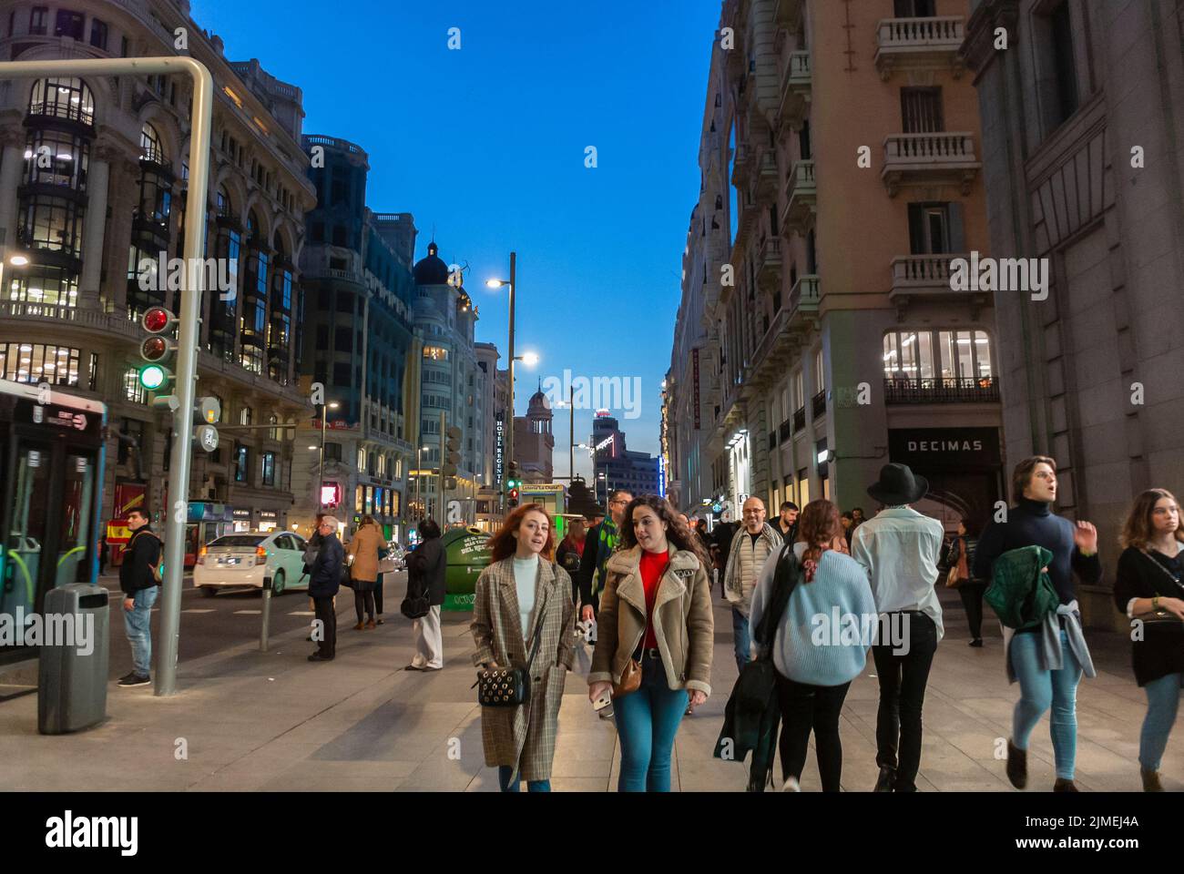 Madrid, España, Noche, Gente, Turistas, Exteriores, Escena de la Calle Foto de stock