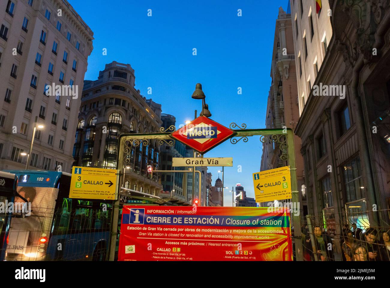 Madrid, España, Escena callejera, Fuera de Metro, Metro, Estación, Gran Via, Dusk Foto de stock