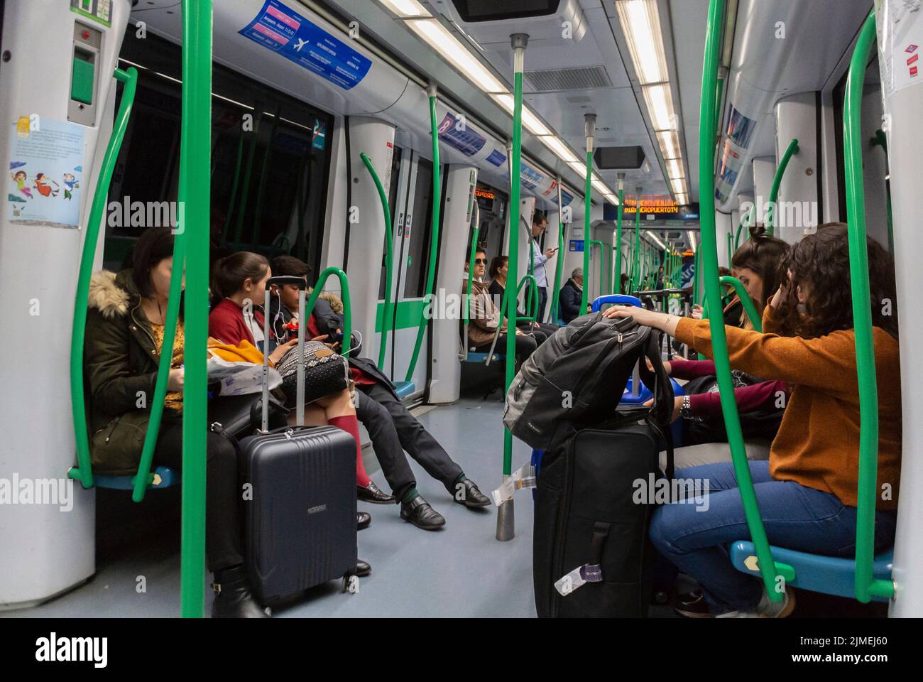 Madrid, España, Escena, gente de muchedumbre, turistas sentados, Viajando dentro de Metro, Subterráneo, Maletas, Coche Foto de stock