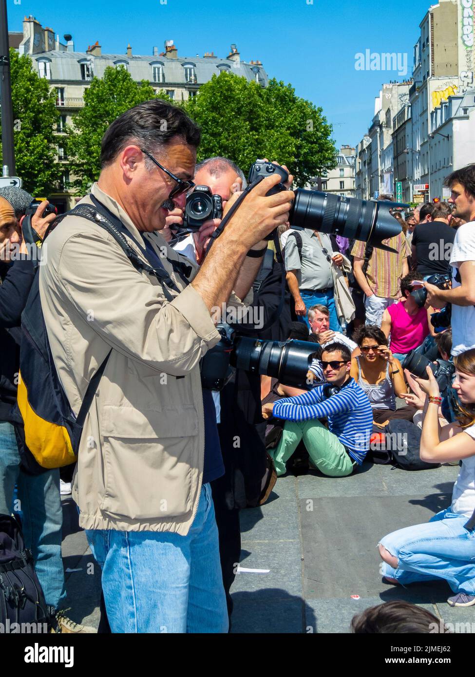 París, Francia, Periodistas Fotográficos, Fotografiadores con cámaras en la manifestación en la Place de la Bastille Foto de stock