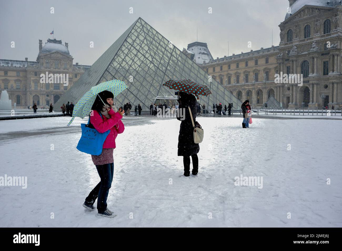 París, Francia, Tormenta de Nieve de Invierno, Pirámide en el edificio del Museo del Louvre. Arquitecto de crédito: I.M. PEI, turistas japoneses tomando fotos Foto de stock