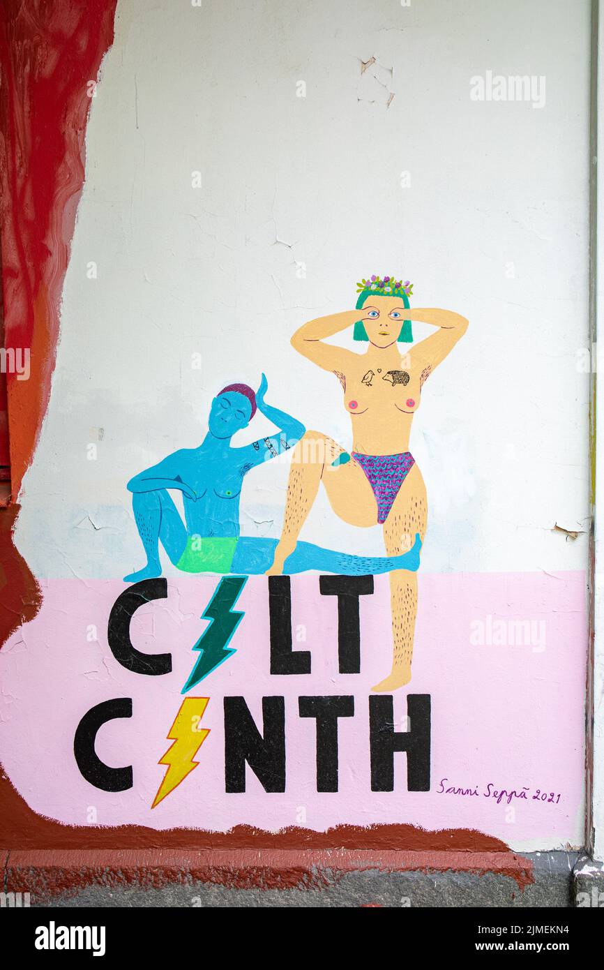 Sólo para uso editorial: Cult Cunth, un mural de Sanni Seppä (2021) en el muro de Tampereen kulkutautisairaala en Tampere, Finlandia Foto de stock