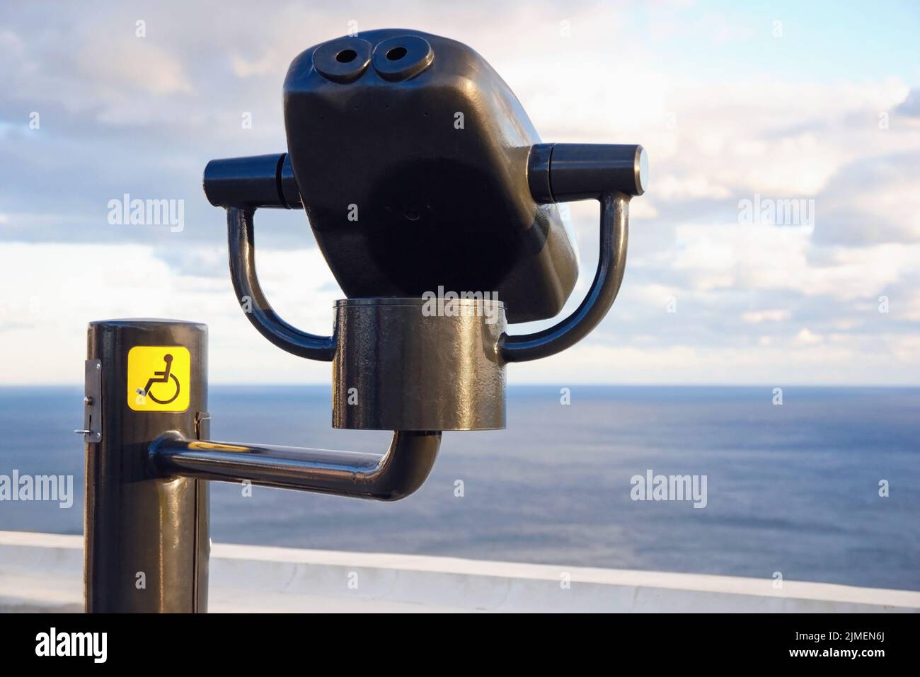 Visor binocular para usuarios de sillas de ruedas, turismo de accesibilidad e inclusión Foto de stock