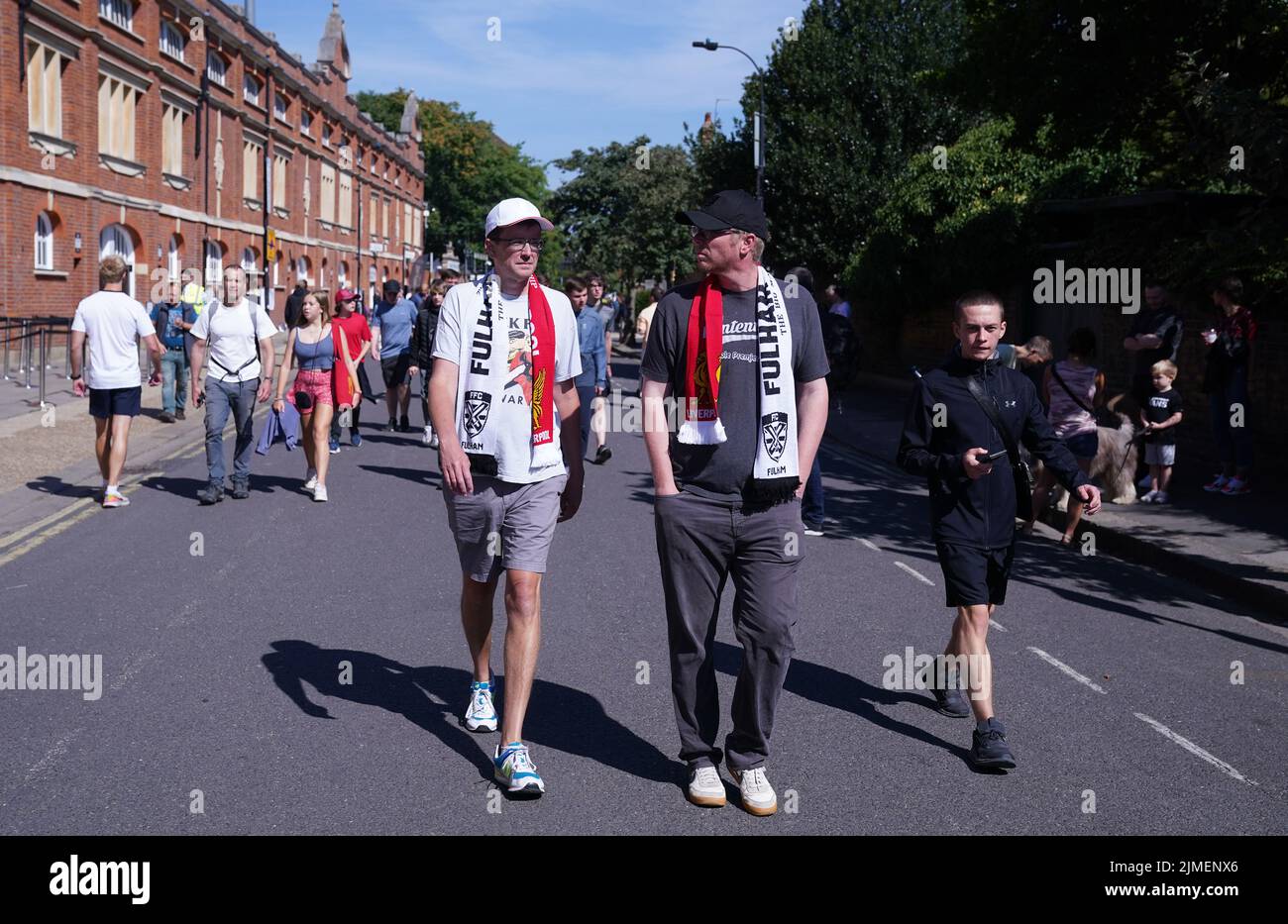 Los aficionados llegan para el partido de la Premier League en Craven Cottage, Londres. Fecha de la foto: Sábado 6 de agosto de 2022. Foto de stock