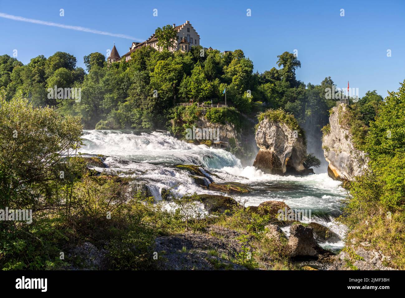 Wasserfall Rheinfall und Schloss Laufen bei Neuhausen am Rheinfall, Schweiz, Europa | Cataratas del Rin y Castillo de Laufen, Neuhausen am Rheinfall, Suiza Foto de stock