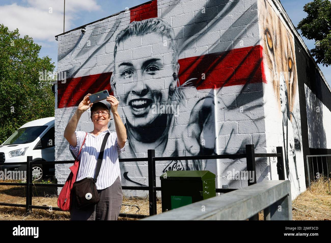 Una persona posa delante de un mural de Leah Williamson de Inglaterra en Newport Pagnell después de que Inglaterra ganara la Eurocopa 2022 de las Mujeres, Newport Pagnell, Gran Bretaña, 6 de agosto de 2022 Action Images via Reuters/Andrew Boyers Foto de stock