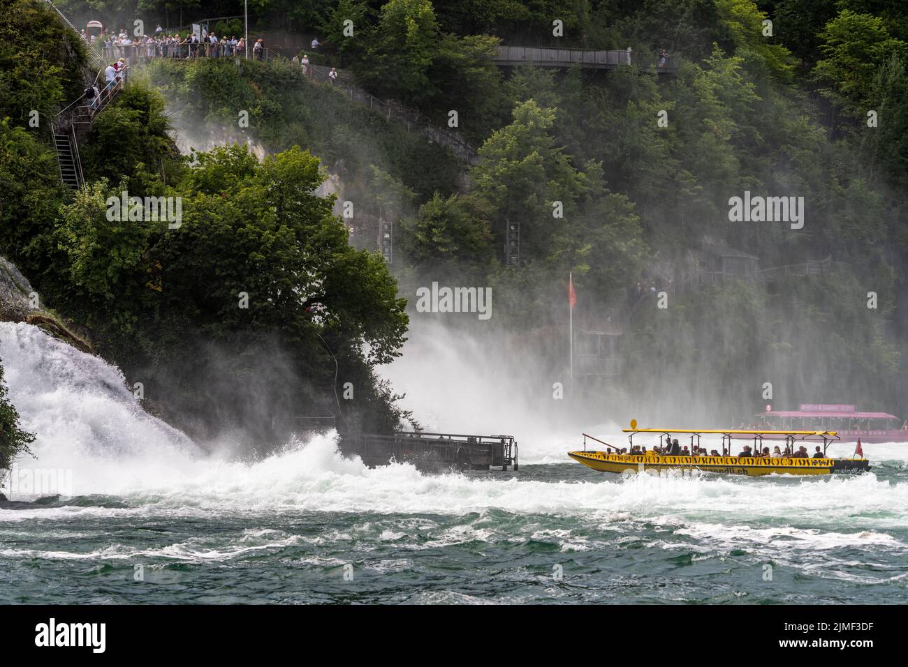Aussflugsboot bei der Anfahrt zum Wasserfall Rheinfall bei Neuhausen am Rheinfall, Schweiz, Europa | Excursión en barco cerca de las cataratas del Rin, Neuh Foto de stock