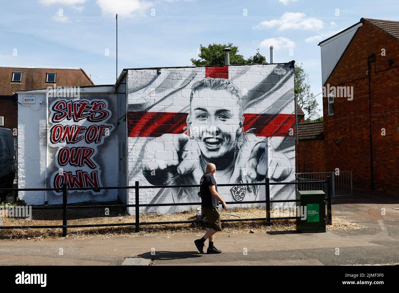 Una persona camina por un mural de Leah Williamson de Inglaterra en Newport Pagnell después de que Inglaterra ganó la Eurocopa 2022 de las Mujeres, Newport Pagnell, Gran Bretaña, 6 de agosto de 2022 Action Images via Reuters/Andrew Boyers Foto de stock