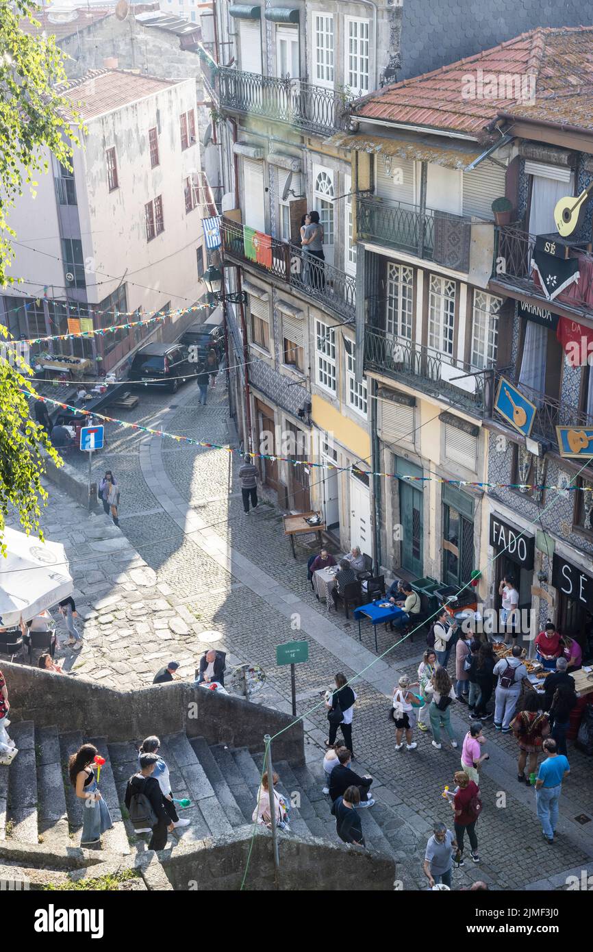 Porto, PORTUGAL - 23 de junio de 2022: Gente celebrando el festival 'Festas de São João' en Rua Escura ('Calle Oscura') en el casco antiguo de Oporto. Foto de stock