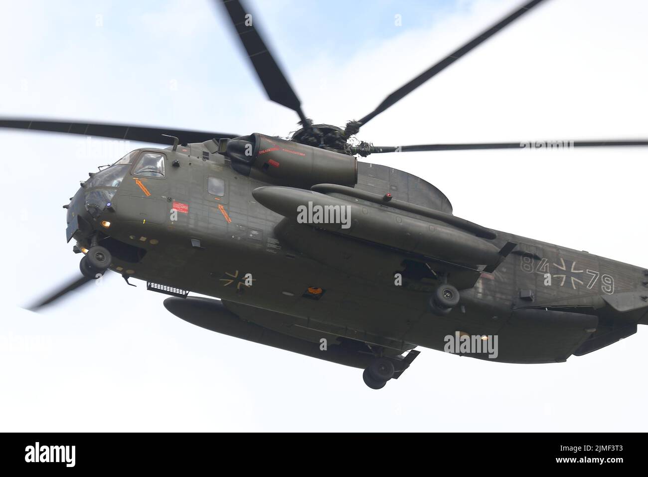 Un helicóptero de elevación pesada Sikorsky CH-53G Sea Stallion alemán que llega para el Royal International Air Tattoo RIAT 2022 a RAF Fairford, Reino Unido Foto de stock