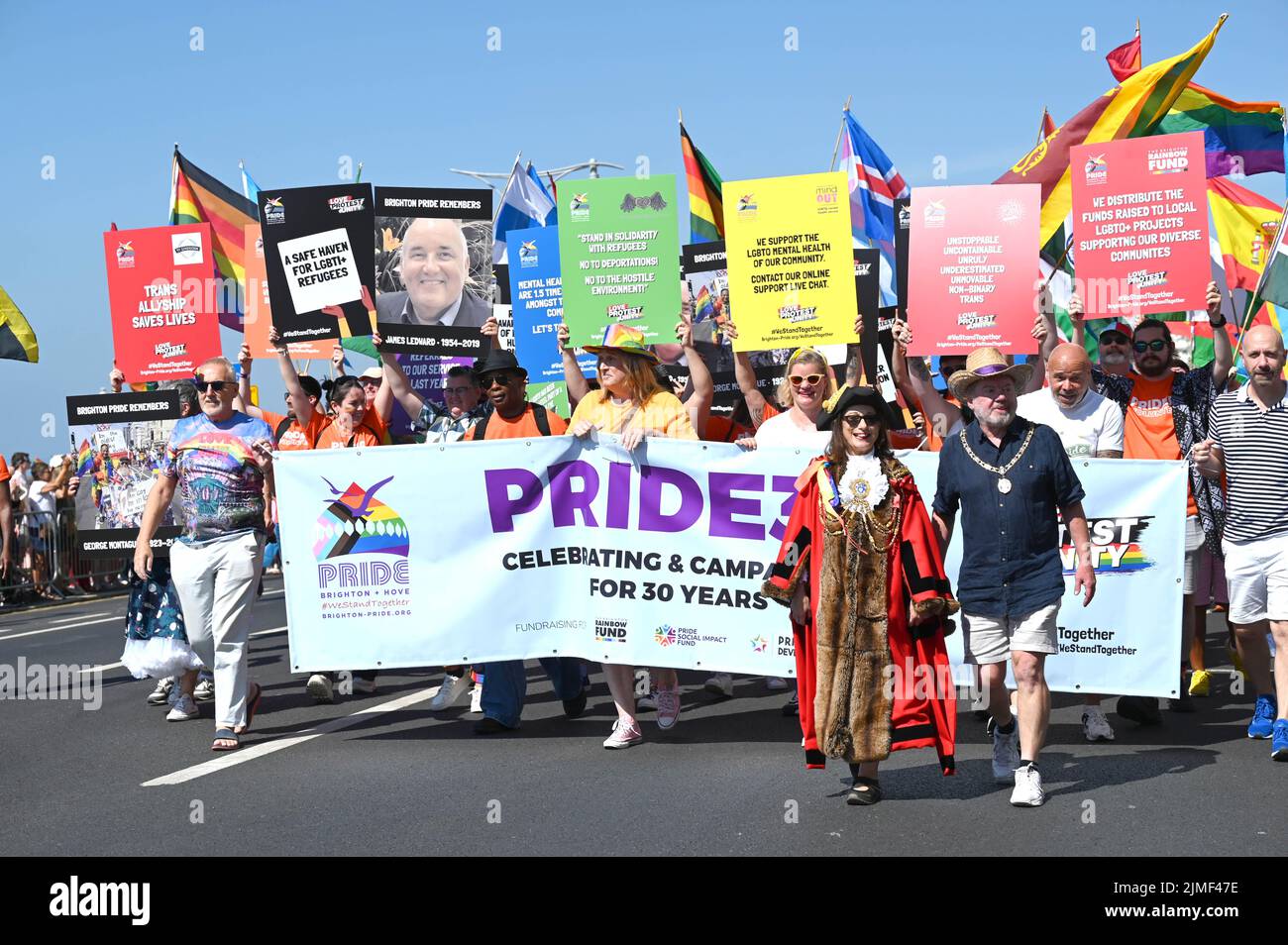 Brighton Reino Unido 6th de agosto de 2022 - Miles de personas participan en el Brighton y Hove Pride Parade en un hermoso y caluroso día soleado. Con buen pronóstico del tiempo se espera que grandes multitudes asistan al festival LGBTQ Pride más grande del Reino Unido en Brighton durante el fin de semana: Crédito Simon Dack / Alamy Live News Foto de stock