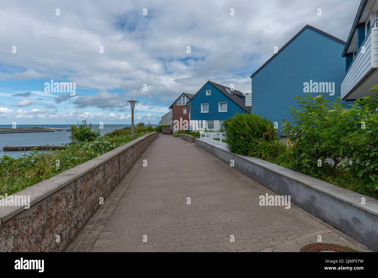 Arquitectura típica con colores de tierra y gables asimétricos en la Alta Tierra de la isla del Mar del Norte Heligoland, Schleswig-Holstein, norte de Alemania Foto de stock