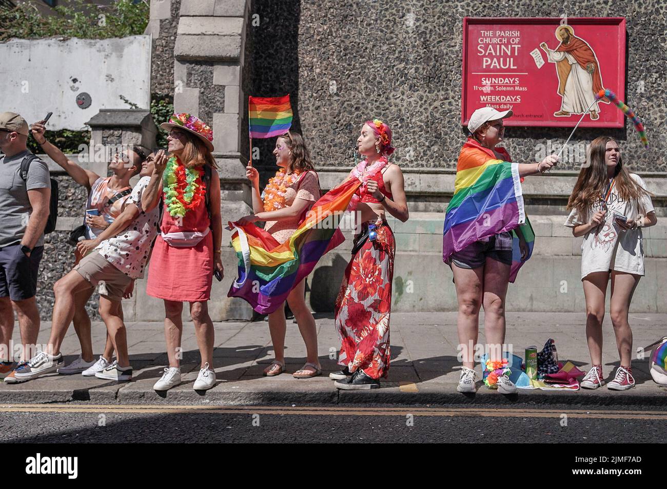 East Sussex, Reino Unido. 6th de agosto de 2022. Brighton y Hove Pride 2022. Miles de personas asisten a la marcha anual de celebración LGBT+ desde Hove Lawns hasta Preston Park. Crédito: Guy Corbishley/Alamy Live News Foto de stock