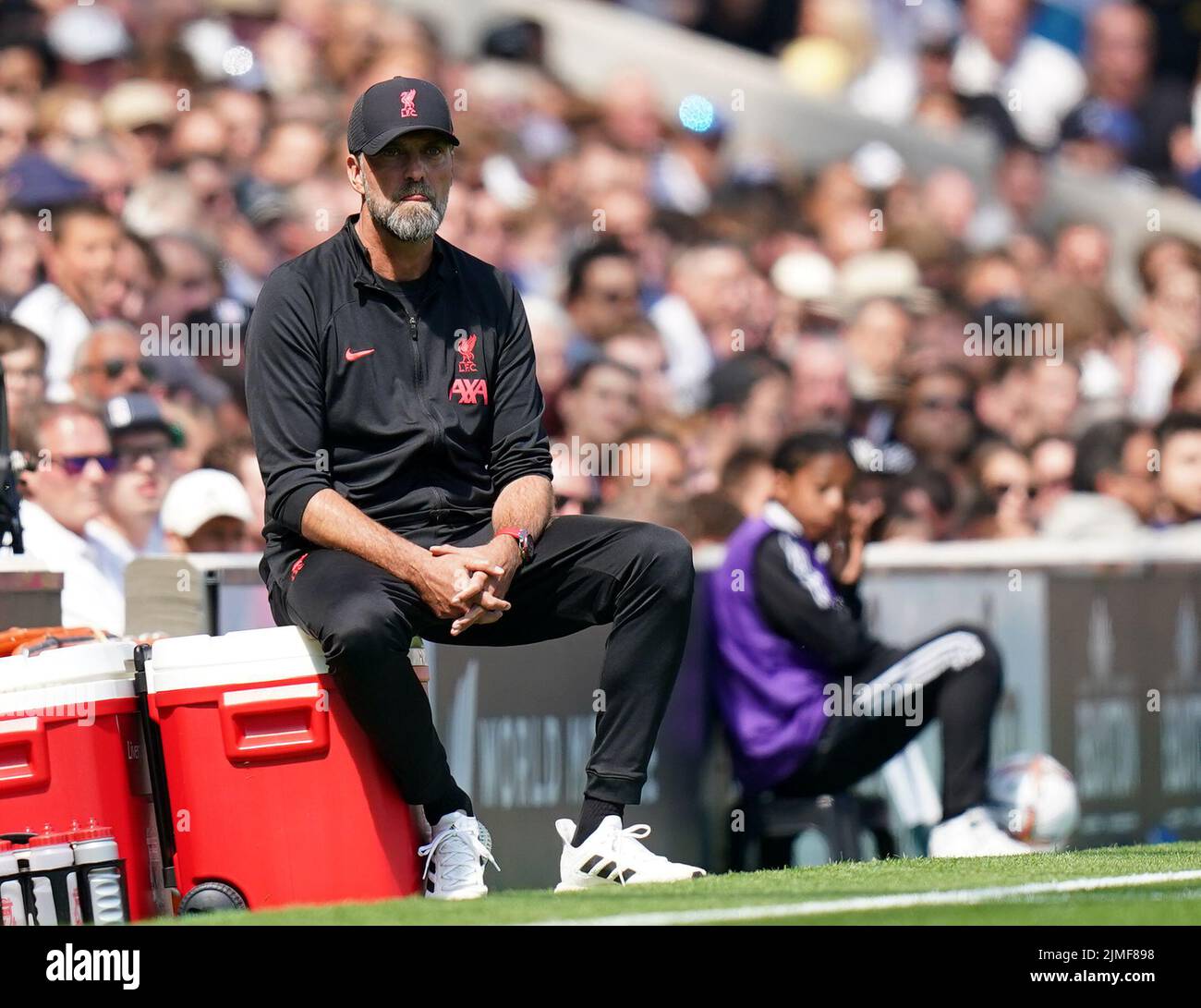 El entrenador del Liverpool Jurgen Klopp observa desde la línea de contacto durante el partido de la Premier League en Craven Cottage, Londres. Fecha de la foto: Sábado 6 de agosto de 2022. Foto de stock