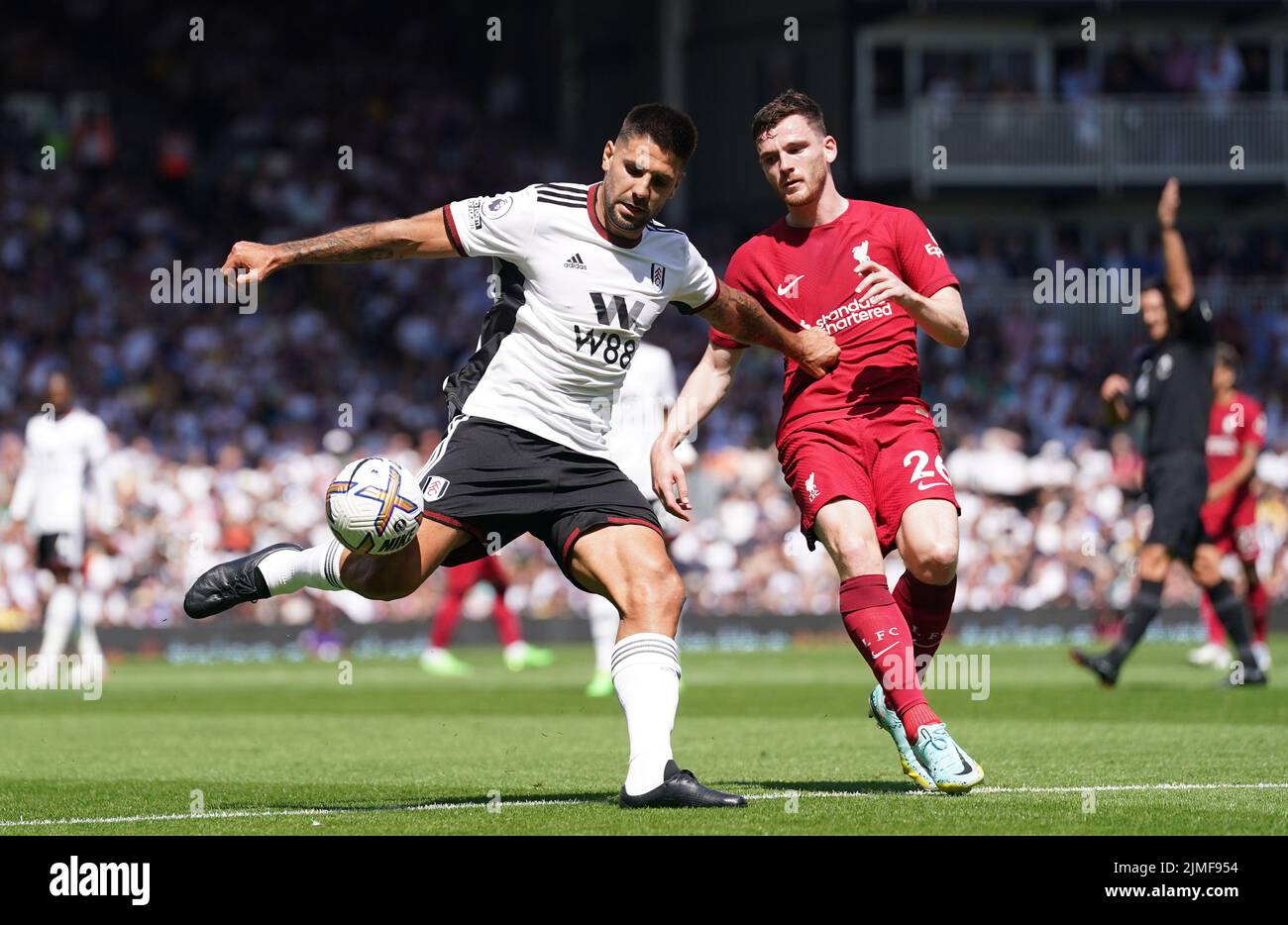 Aleksandar Mitrovic de Fulham (izquierda) y Andrew Robertson de Liverpool luchan por el balón durante el partido de la Premier League en Craven Cottage, Londres. Fecha de la foto: Sábado 6 de agosto de 2022. Foto de stock