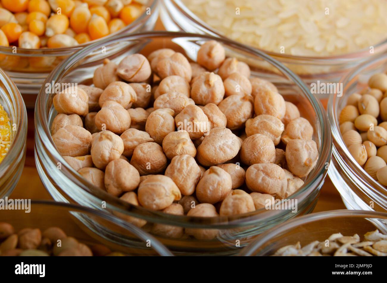 Comida de supervivencia de emergencia sobre una mesa de cocina de madera  oscura Fotografía de stock - Alamy