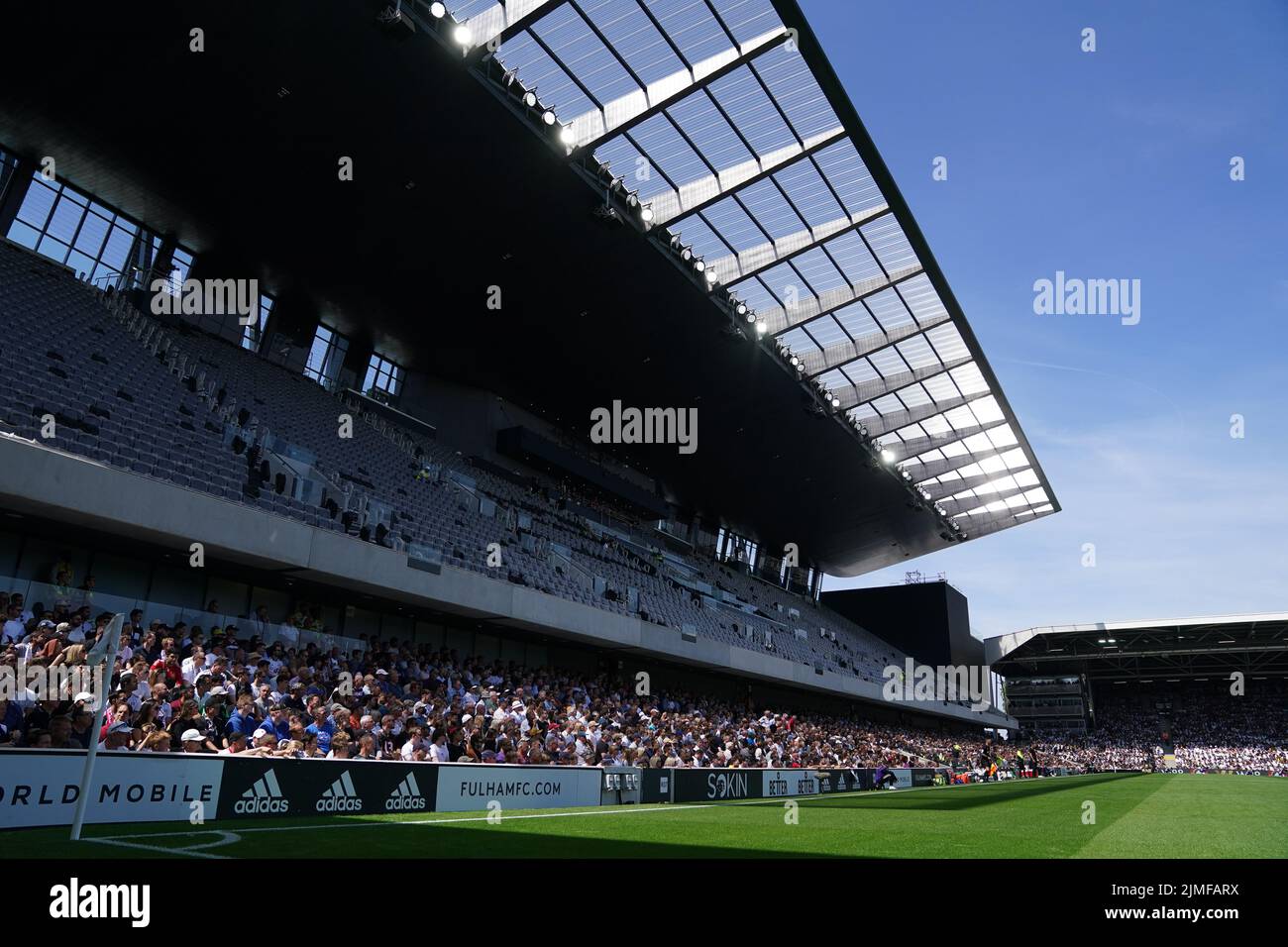 Una vista del nuevo Riverside Stand durante el partido de la Premier League en Craven Cottage, Londres. Fecha de la foto: Sábado 6 de agosto de 2022. Foto de stock