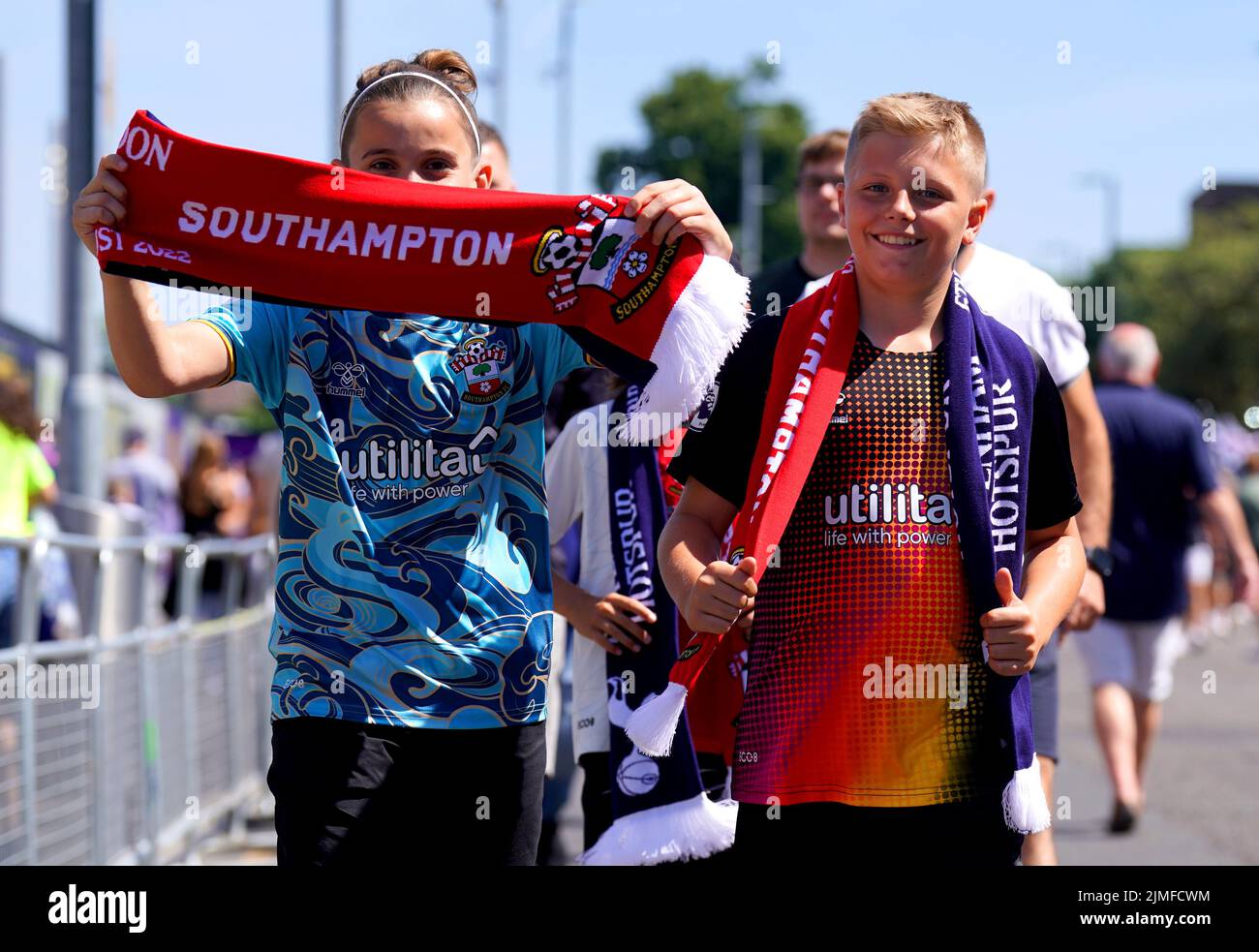 Los fans de Southampton llegan antes del partido de la Premier League en el Tottenham Hotspur Stadium, Londres. Fecha de la foto: Sábado 6 de agosto de 2022. Foto de stock