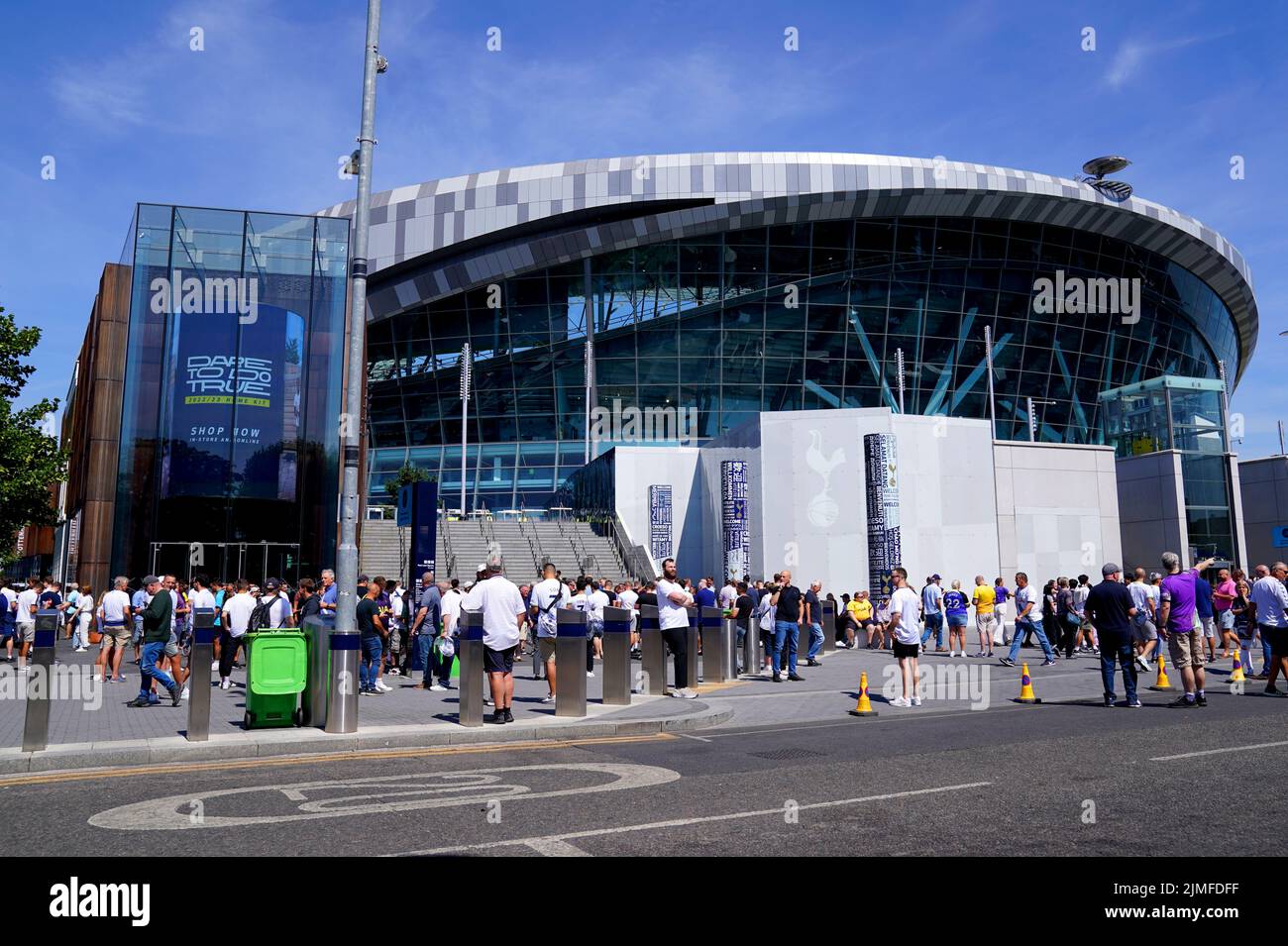 Los aficionados llegan antes del partido de la Premier League en el Tottenham Hotspur Stadium, Londres. Fecha de la foto: Sábado 6 de agosto de 2022. Foto de stock