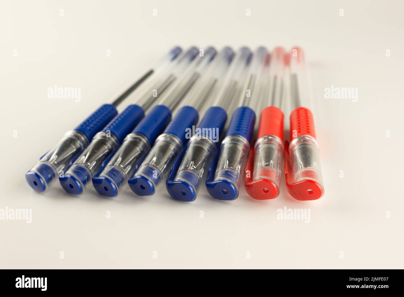 juego de bolígrafos azules alineados apenas sobre un fondo blanco Foto de stock