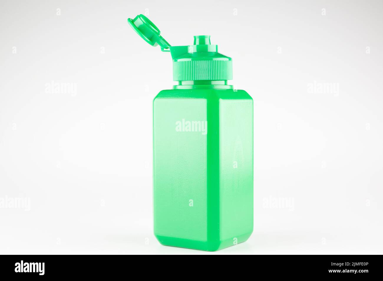 hecho de frascos médicos de plástico verde con tapas Foto de stock
