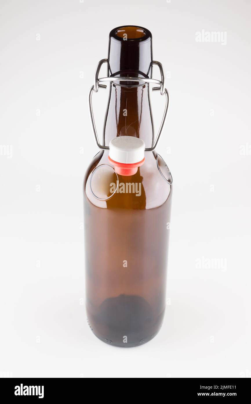 botellas de cerveza de vidrio oscuro con tapón aislado sobre fondo blanco Foto de stock