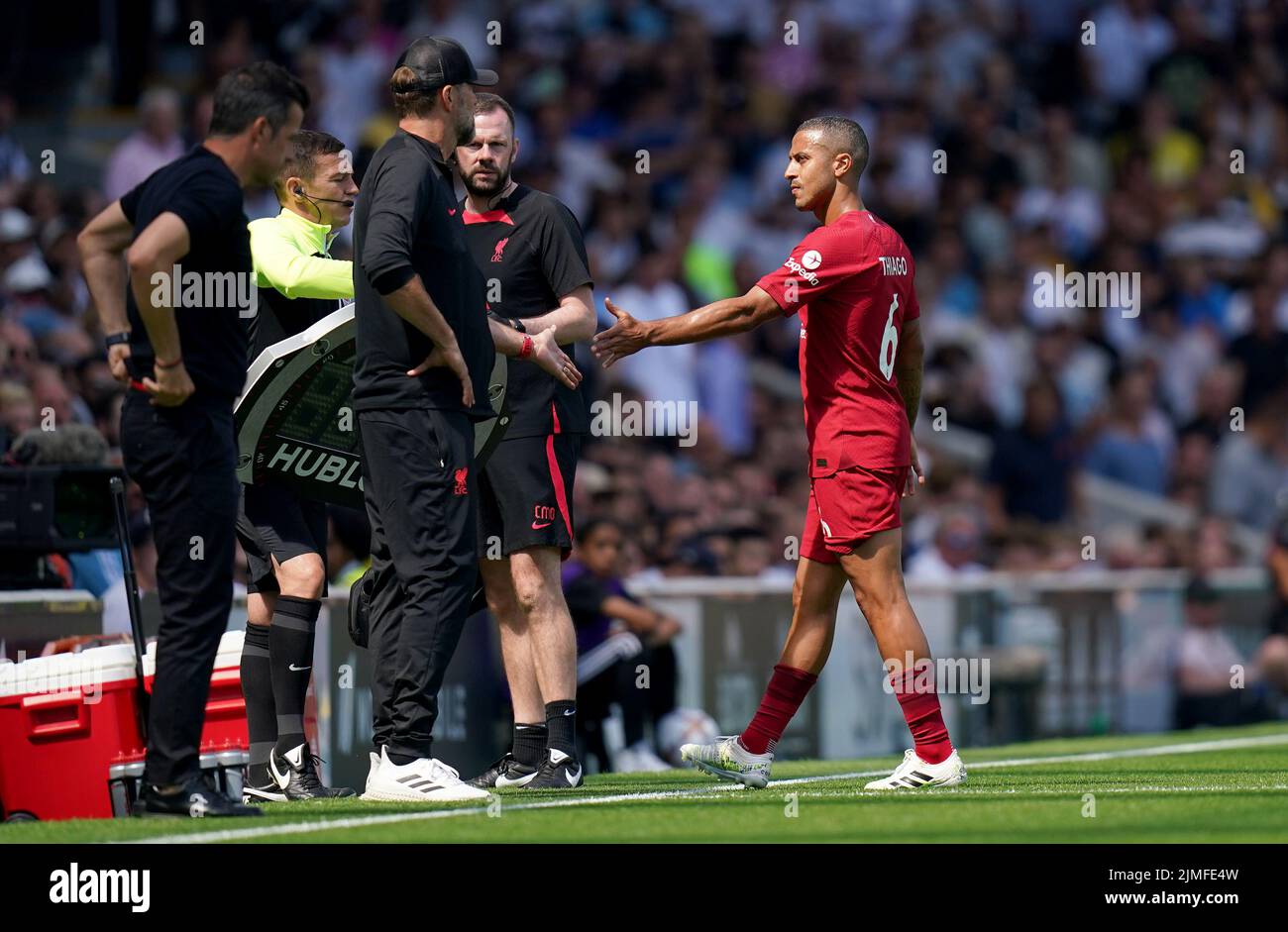 El Liverpool Thiago Alcantara sale lesionado durante el partido de la Premier League en Craven Cottage, Londres. Fecha de la foto: Sábado 6 de agosto de 2022. Foto de stock