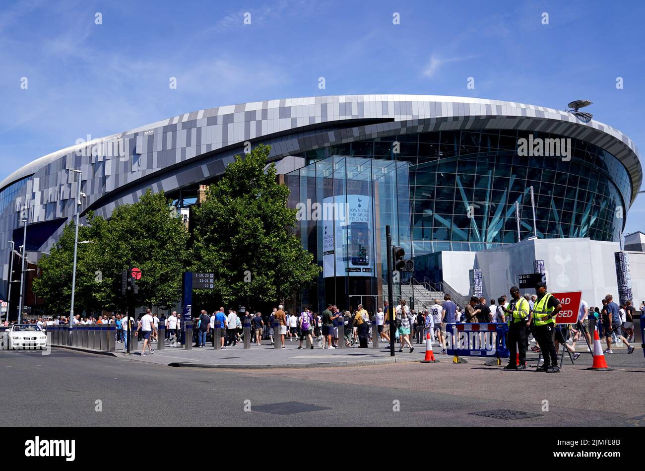 Los aficionados llegan antes del partido de la Premier League en el Tottenham Hotspur Stadium, Londres. Fecha de la foto: Sábado 6 de agosto de 2022. Foto de stock