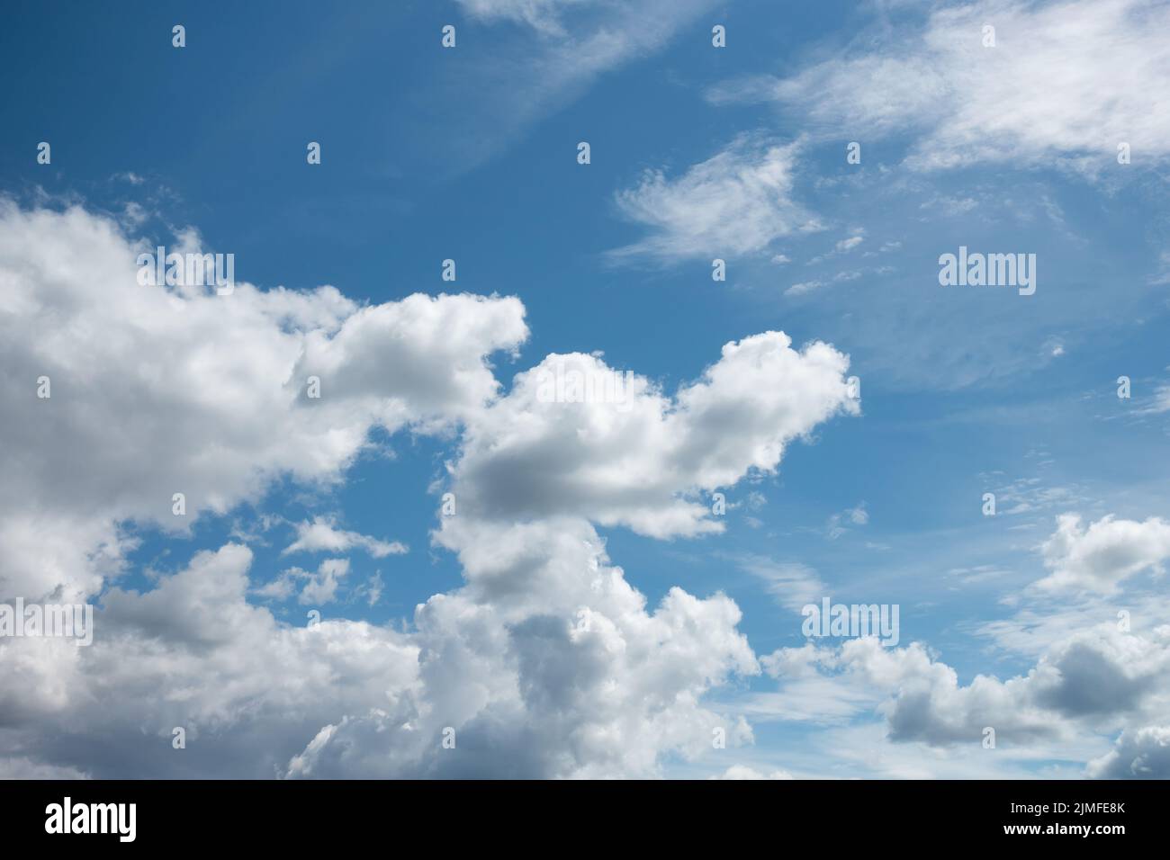 Cielo azul con nubes de luz blanca en primer plano Foto de stock