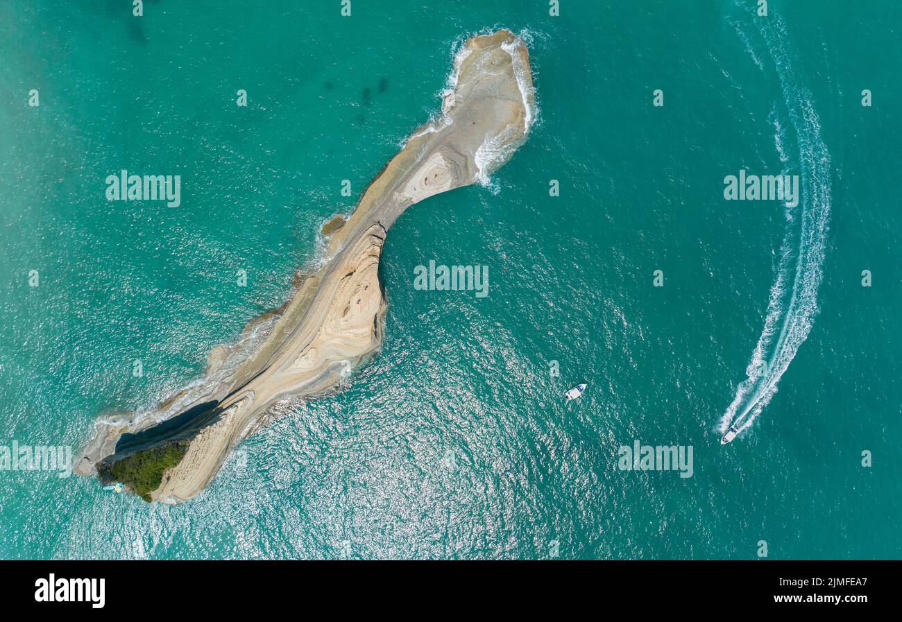 Vista aérea del acantilado con vistas al mar cerca de la playa de Apotripiti y de la roca de Mermaid, un promontorio sobre el mar cristalino. Isla de Corfú, Grecia Foto de stock