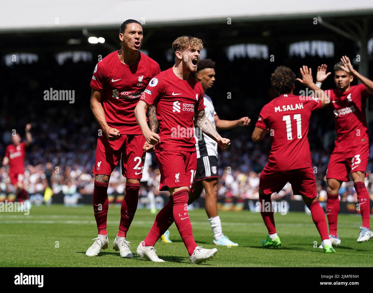 Darwin Nunez (izquierda) del Liverpool celebra el primer gol de su equipo durante el partido de la Premier League en Craven Cottage, Londres. Fecha de la foto: Sábado 6 de agosto de 2022. Foto de stock