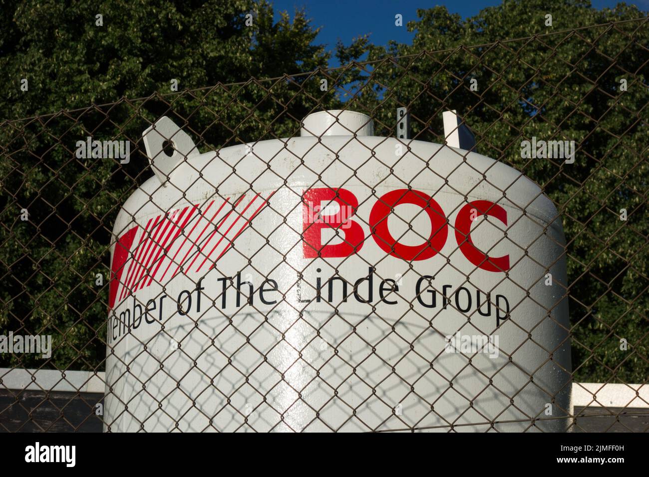 Un gran tanque de oxígeno líquido BOC en los terrenos de un hospital Foto de stock
