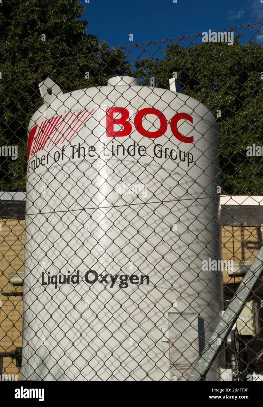 Un gran tanque de oxígeno líquido BOC en los terrenos de un hospital Foto de stock