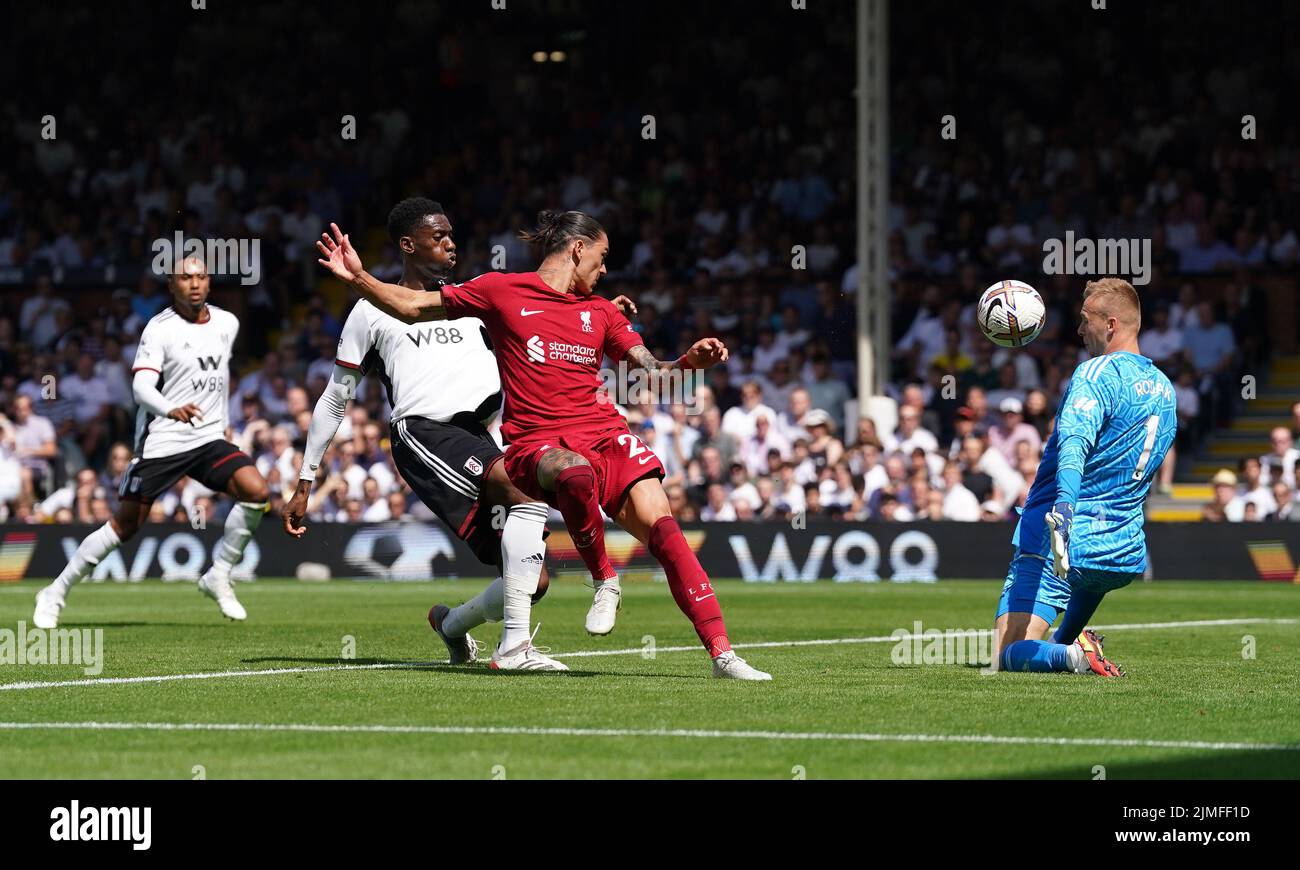 Darwin Nunez del Liverpool marca el primer gol de su equipo durante el partido de la Premier League en Craven Cottage, Londres. Fecha de la foto: Sábado 6 de agosto de 2022. Foto de stock