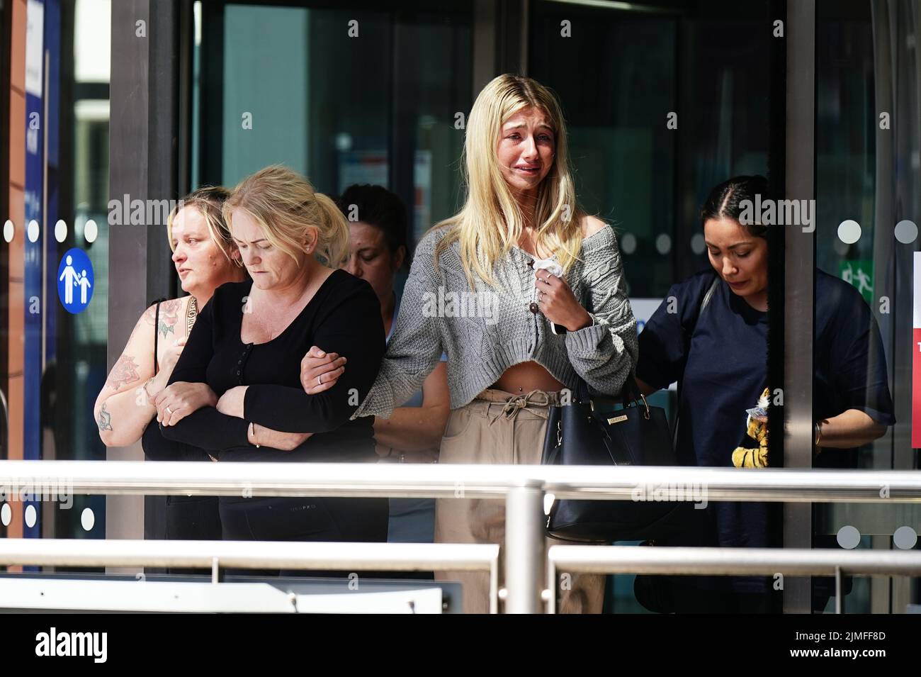 Hollie Dance (segunda a la izquierda) Rodeada por familiares y amigos, fuera del hospital Royal London en Whitechapel, al este de Londres, llegan para hablar con los medios de comunicación tras la muerte de su hijo de 12 años Archie Battersbee. Fecha de la foto: Sábado 6 de agosto de 2022. Foto de stock