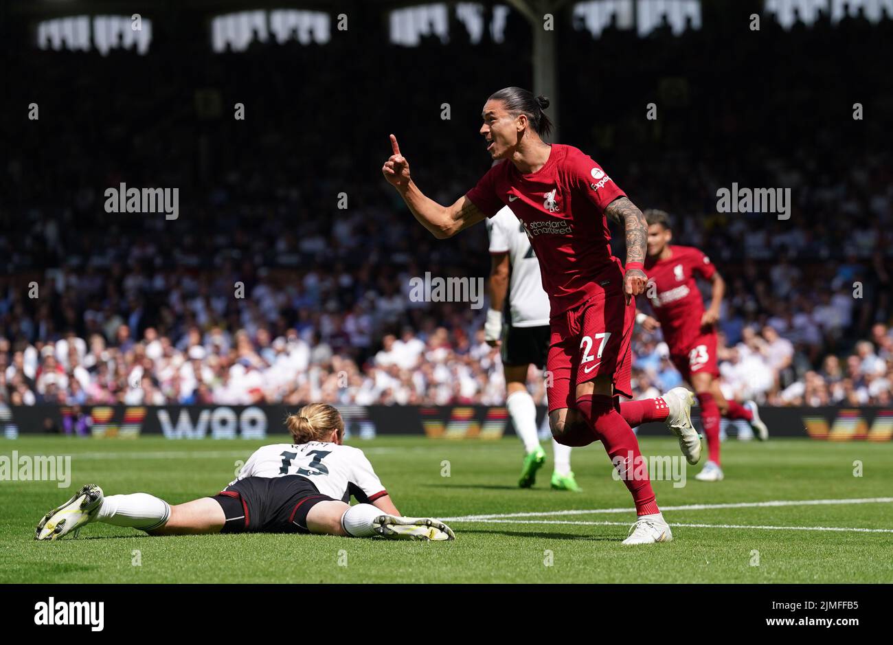 Darwin Nunez del Liverpool celebra el primer gol de su equipo durante el partido de la Premier League en Craven Cottage, Londres. Fecha de la foto: Sábado 6 de agosto de 2022. Foto de stock