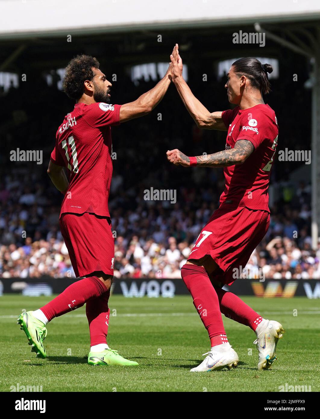 Darwin Nunez (derecha) del Liverpool celebra con Mohamed Salah después de marcar el primer gol de su equipo durante el partido de la Premier League en Craven Cottage, Londres. Fecha de la foto: Sábado 6 de agosto de 2022. Foto de stock