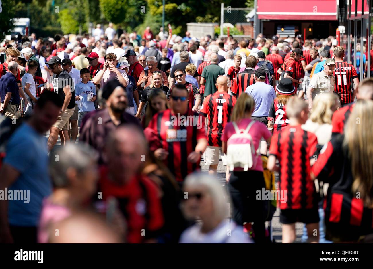 Los aficionados se dirigen al estadio antes del partido de la Premier League en el Vitality Stadium de Bournemouth. Fecha de la foto: Sábado 6 de agosto de 2022. Foto de stock