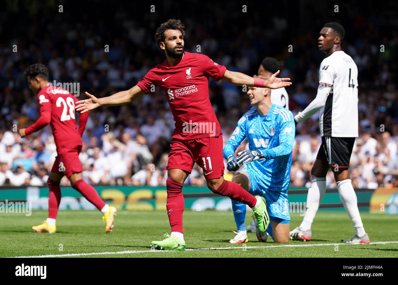 Mohamed Salah, del Liverpool, celebra el segundo gol de su equipo durante el partido de la Premier League en Craven Cottage, Londres. Fecha de la foto: Sábado 6 de agosto de 2022. Foto de stock
