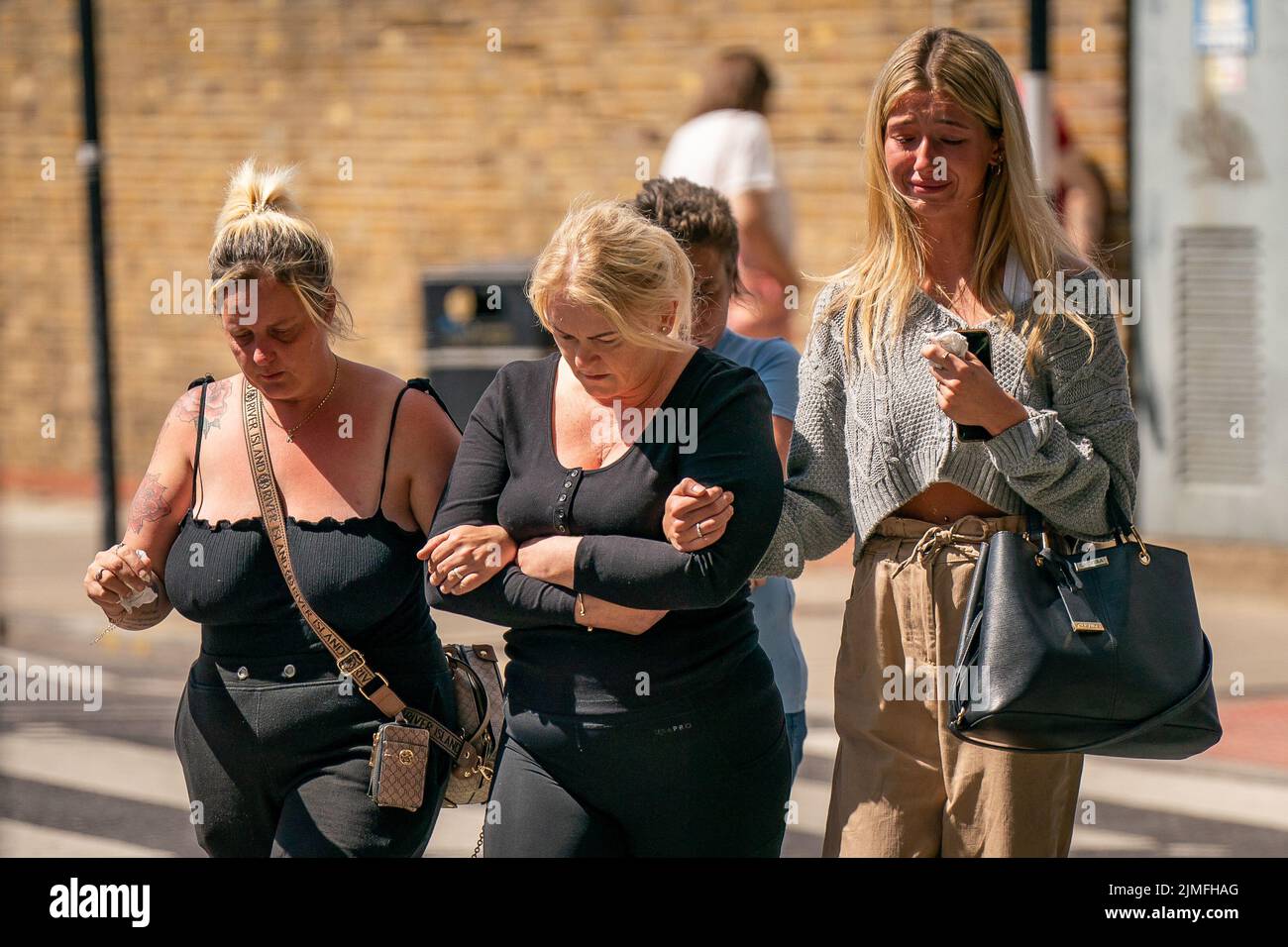 Hollie Dance (centro) Rodeada de familiares y amigos, fuera del hospital Royal London en Whitechapel, al este de Londres, llegan para hablar con los medios de comunicación tras la muerte de su hijo de 12 años Archie Battersbee. Fecha de la foto: Sábado 6 de agosto de 2022. Foto de stock