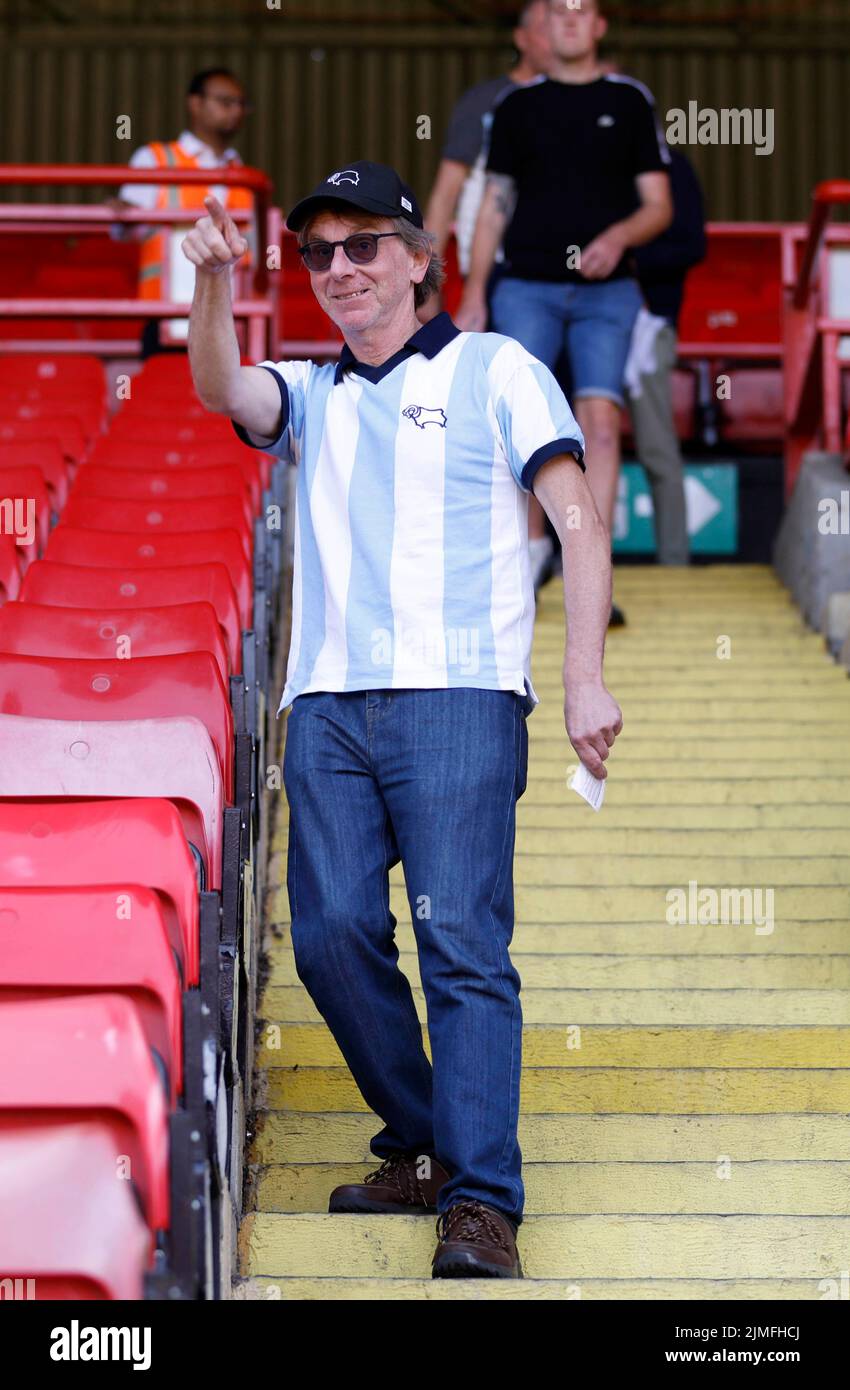 Un fan del condado de Derby en las gradas antes del partido de Sky Bet League One en el Valley, Londres. Fecha de la foto: Sábado 6 de agosto de 2022. Foto de stock