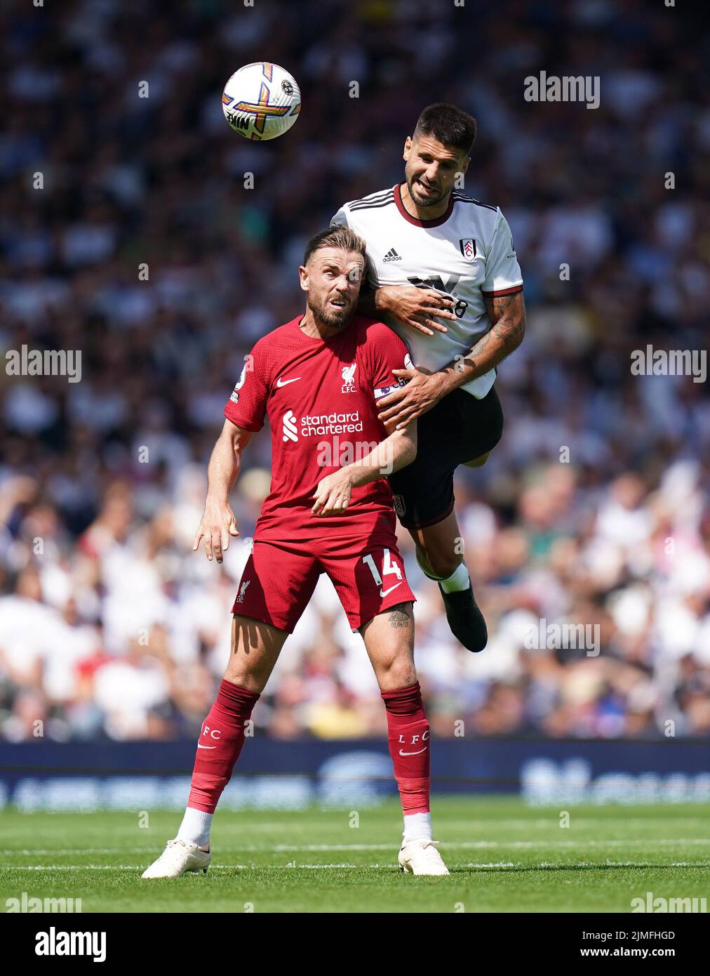 Jordan Henderson de Liverpool (izquierda) y Aleksandar Mitrovic de Fulham luchan por el balón durante el partido de la Premier League en Craven Cottage, Londres. Fecha de la foto: Sábado 6 de agosto de 2022. Foto de stock
