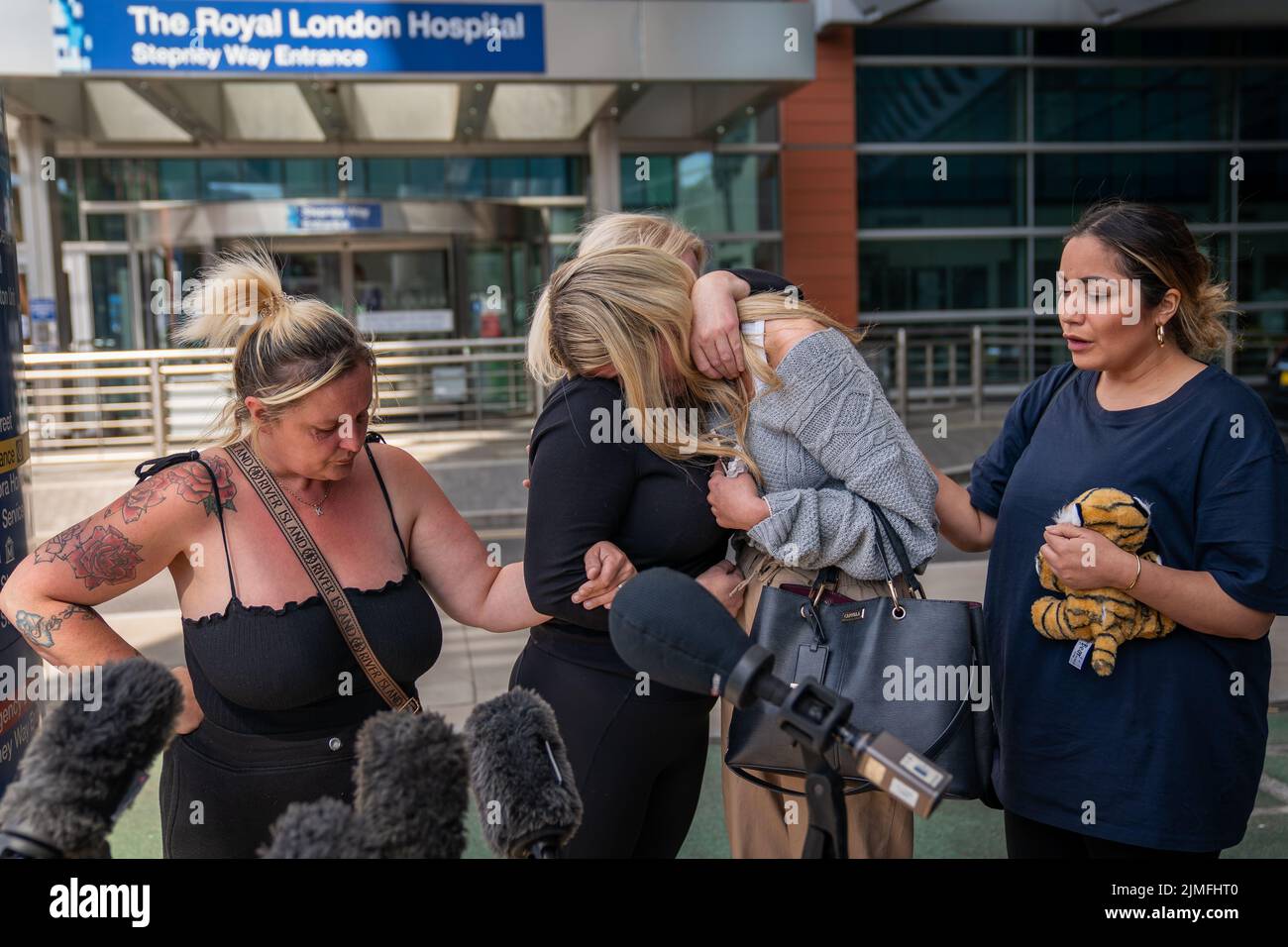 Hollie Dance (segunda a la izquierda) Rodeada por familiares y amigos, en las afueras del hospital Royal London en Whitechapel, al este de Londres, hablando con los medios de comunicación tras la muerte de su hijo de 12 años Archie Battersbee. Fecha de la foto: Sábado 6 de agosto de 2022. Foto de stock